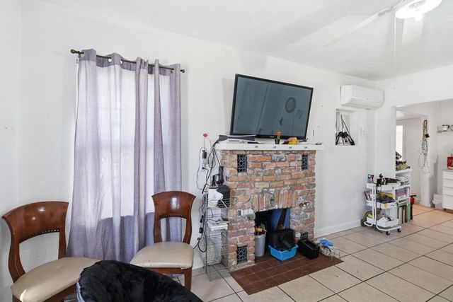 905 Coal Avenue SW, Albuquerque, NM 87102