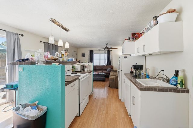 905 Coal Avenue SW, Albuquerque, NM 87102