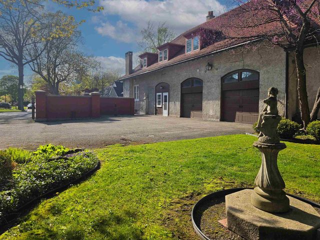 105 Parkwood Court, Bay City, MI 48708