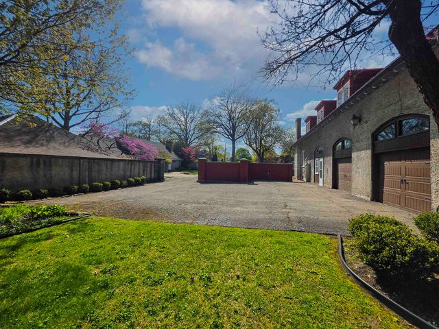 105 Parkwood Court, Bay City, MI 48708