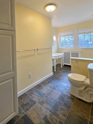 105 Parkwood Court, Bay City, MI 48708