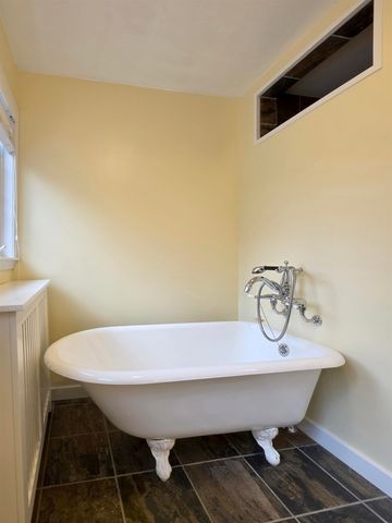 105 Parkwood Court, Bay City, MI 48708