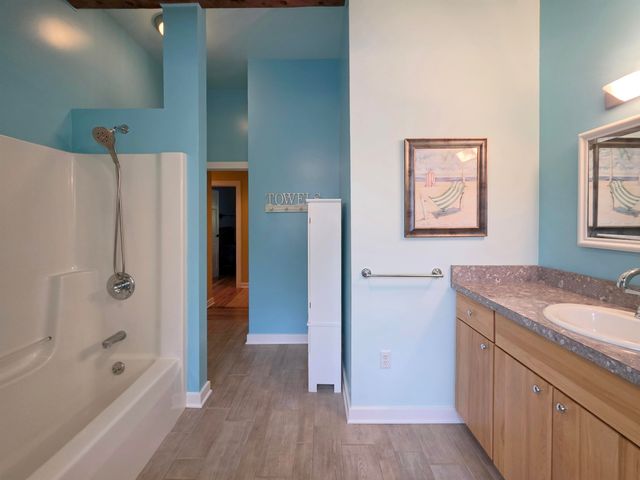105 Parkwood Court, Bay City, MI 48708