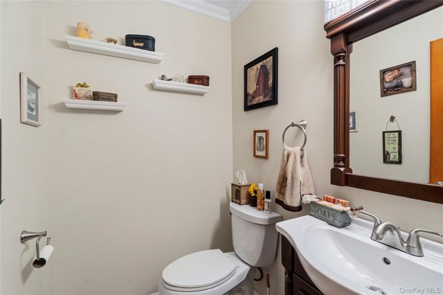 15-17 Park Woods Lane, Kings Park, NY 11754