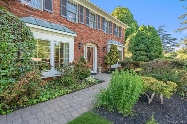 15-17 Park Woods Lane, Kings Park, NY 11754
