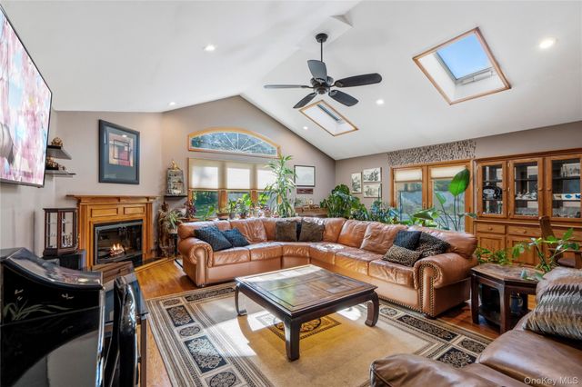 15-17 Park Woods Lane, Kings Park, NY 11754