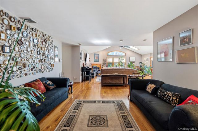 15-17 Park Woods Lane, Kings Park, NY 11754
