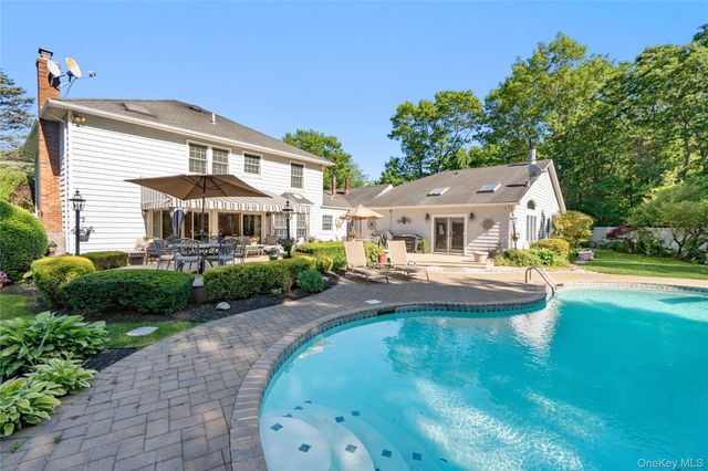 15-17 Park Woods Lane, Kings Park, NY 11754