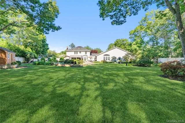 15-17 Park Woods Lane, Kings Park, NY 11754