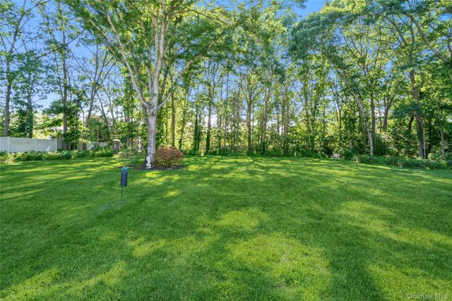 15-17 Park Woods Lane, Kings Park, NY 11754