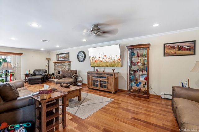 15-17 Park Woods Lane, Kings Park, NY 11754