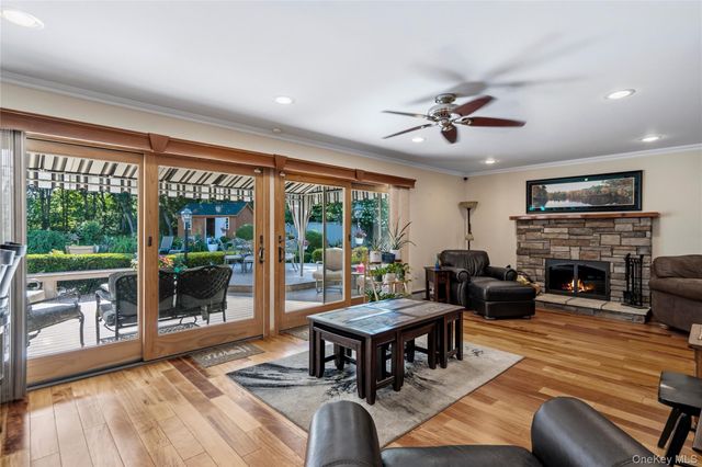 15-17 Park Woods Lane, Kings Park, NY 11754
