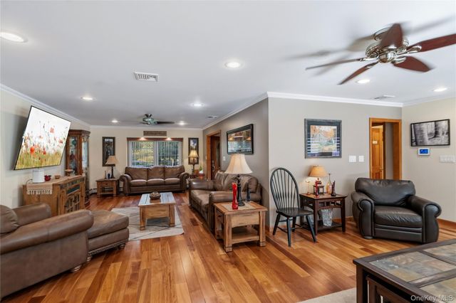 15-17 Park Woods Lane, Kings Park, NY 11754