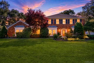 15-17 Park Woods Lane, Kings Park, NY 11754