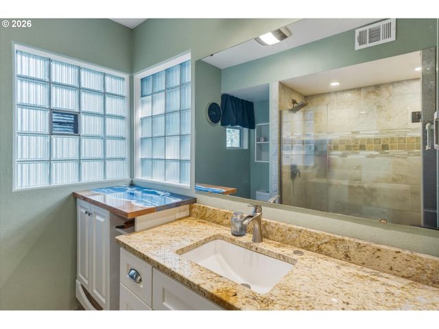 201 CARROLL Rd, Kelso, WA 98626