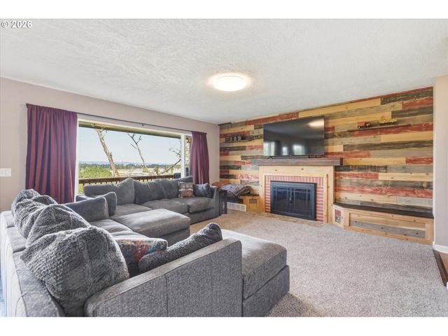 201 CARROLL Rd, Kelso, WA 98626