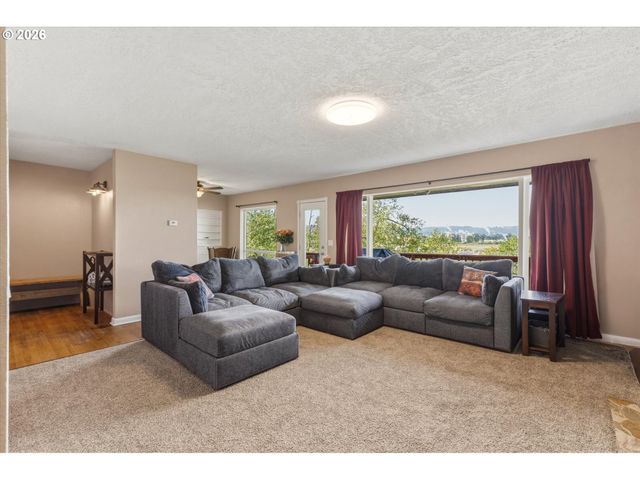 201 CARROLL Rd, Kelso, WA 98626
