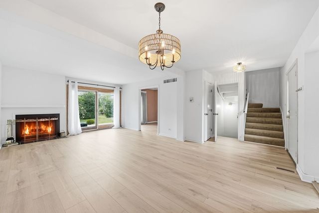 221 Cascade Drive, Indian Head Park, IL 60525