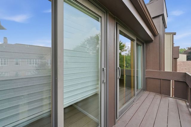 221 Cascade Drive, Indian Head Park, IL 60525