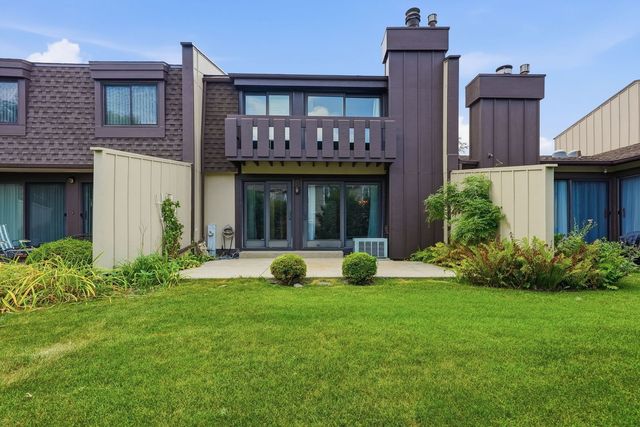 221 Cascade Drive, Indian Head Park, IL 60525