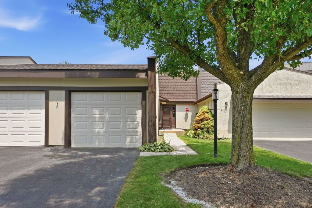 221 Cascade Drive, Indian Head Park, IL 60525