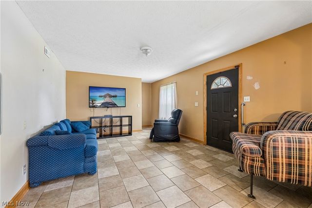 2143 Hillside Street, Cuyahoga Falls, OH 44221