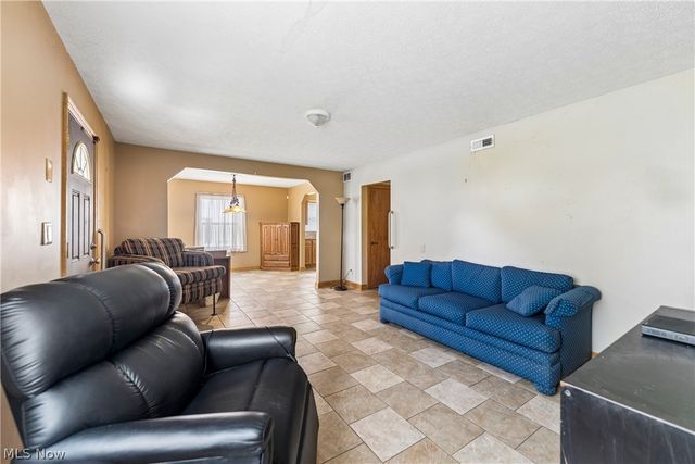 2143 Hillside Street, Cuyahoga Falls, OH 44221