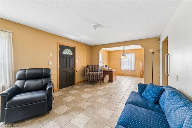 2143 Hillside Street, Cuyahoga Falls, OH 44221