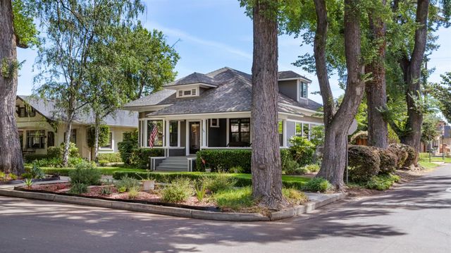 302 Elmwood Ave, Modesto, CA 95354