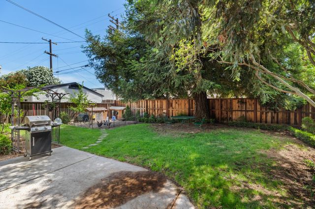 302 Elmwood Ave, Modesto, CA 95354