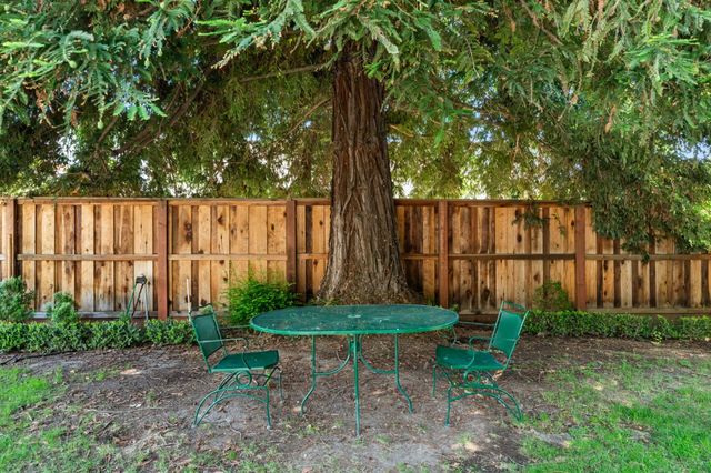 302 Elmwood Ave, Modesto, CA 95354