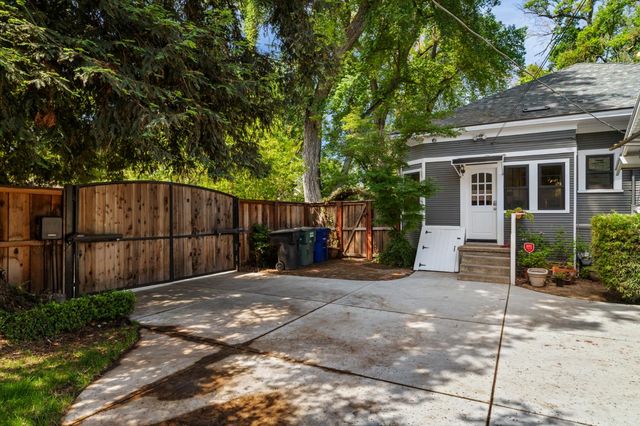 302 Elmwood Ave, Modesto, CA 95354