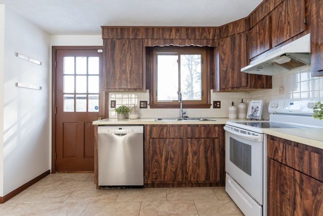 21 Meadowvale Rd, Burlington, MA 01803