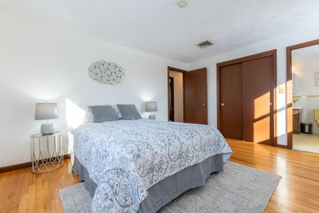 21 Meadowvale Rd, Burlington, MA 01803