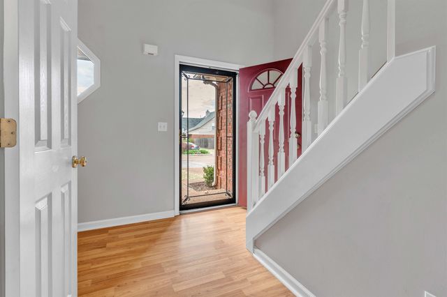 8676 N ASHLEY GLEN CIR, Memphis, TN 38018