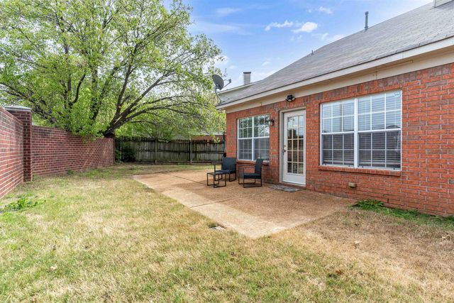 8676 N ASHLEY GLEN CIR, Memphis, TN 38018