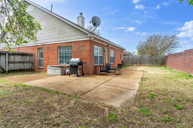 8676 N ASHLEY GLEN CIR, Memphis, TN 38018