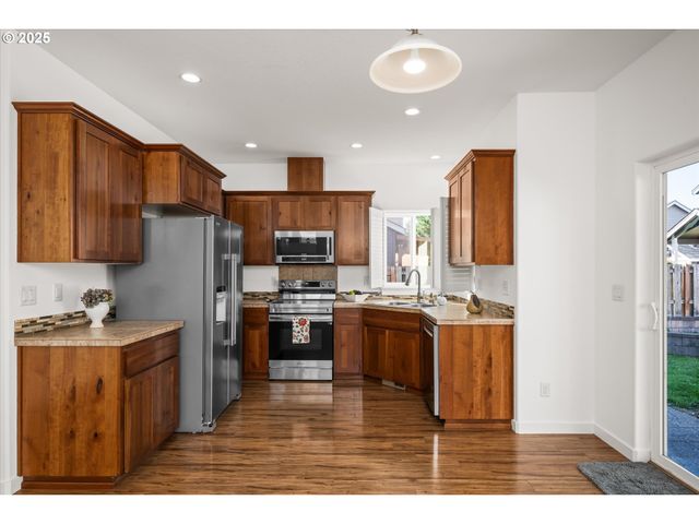 536 RABER Rd, Eugene, OR 97402