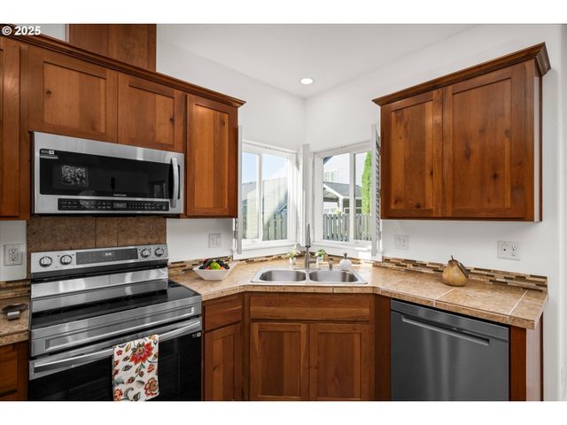 536 RABER Rd, Eugene, OR 97402