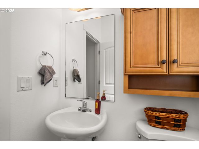 536 RABER Rd, Eugene, OR 97402