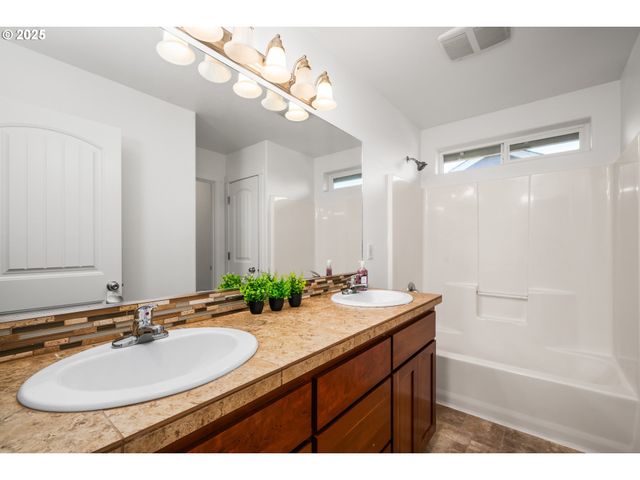 536 RABER Rd, Eugene, OR 97402