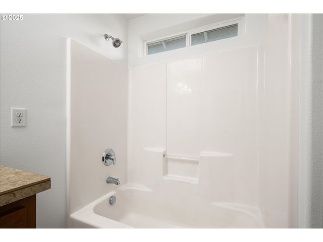 536 RABER Rd, Eugene, OR 97402