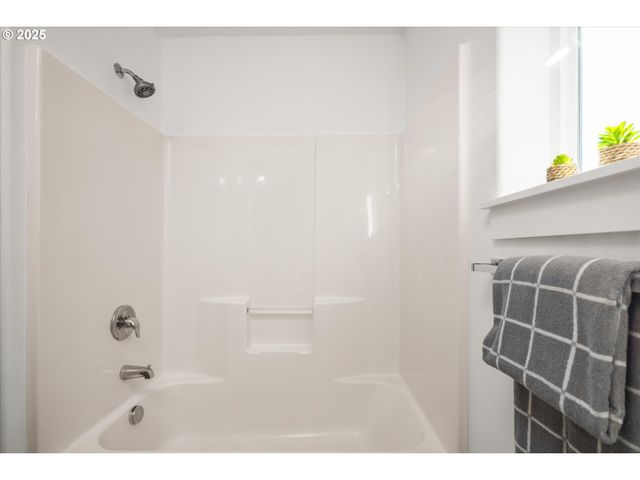 536 RABER Rd, Eugene, OR 97402