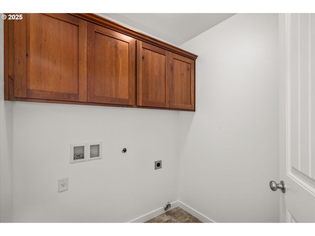 536 RABER Rd, Eugene, OR 97402