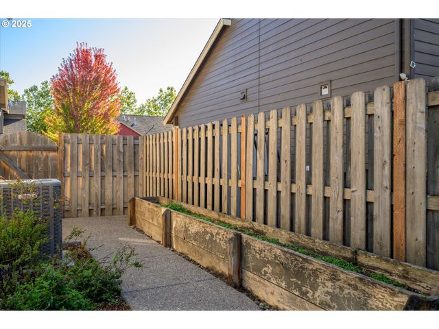 536 RABER Rd, Eugene, OR 97402