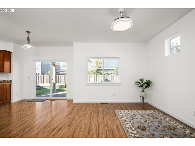 536 RABER Rd, Eugene, OR 97402