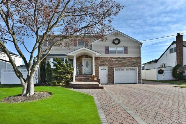359 Park Lane, Massapequa Park, NY 11762