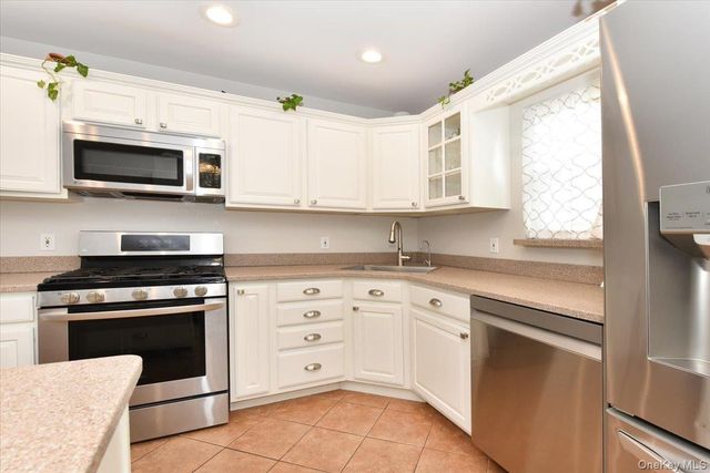 359 Park Lane, Massapequa Park, NY 11762