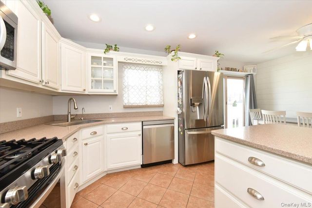 359 Park Lane, Massapequa Park, NY 11762