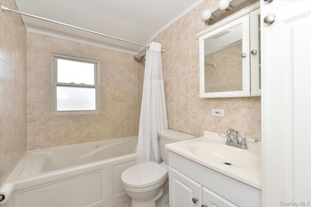 359 Park Lane, Massapequa Park, NY 11762